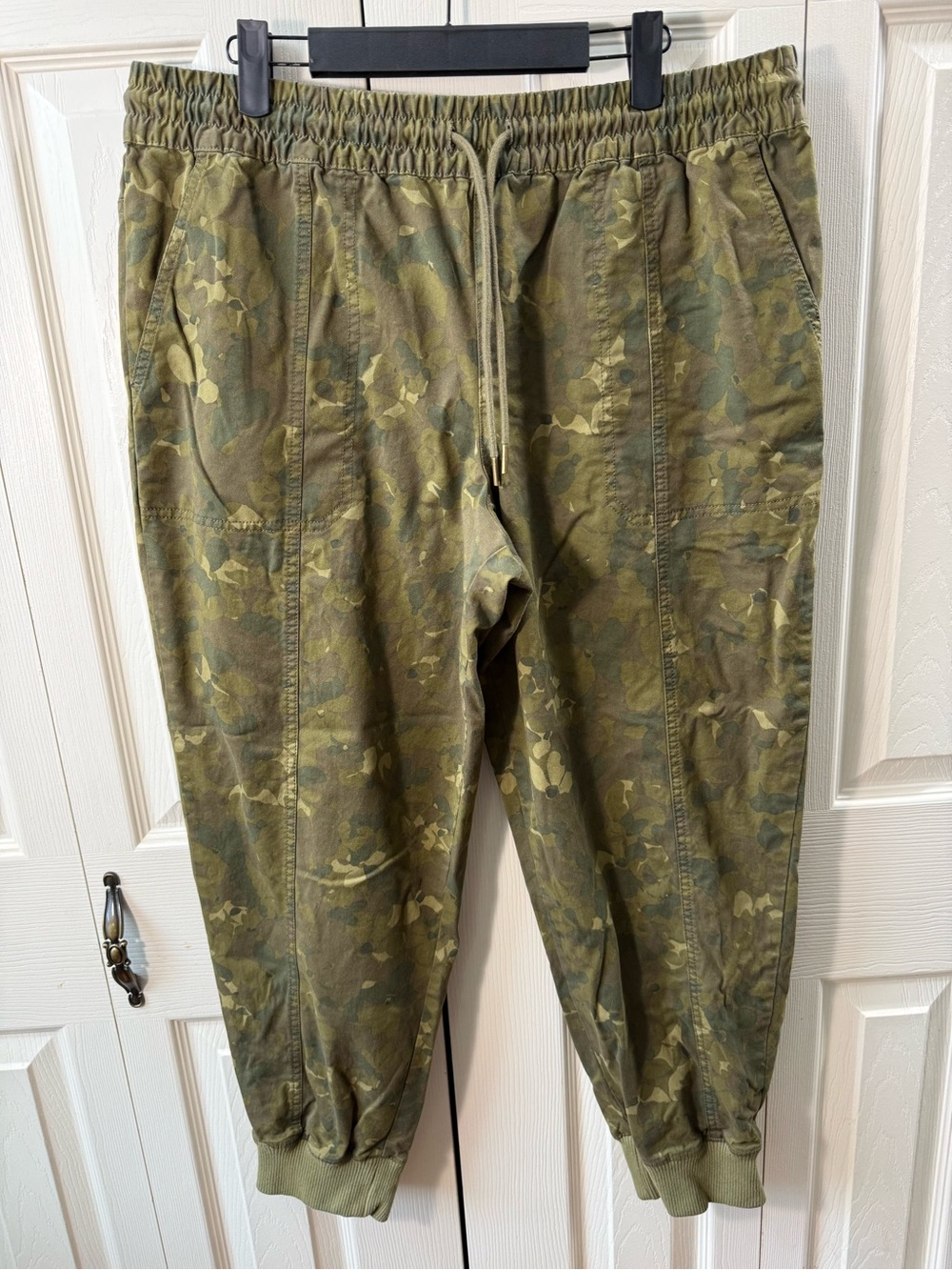 Garnet Hill Floral Camo Utility Jogger Pants Olive Green Women’s Size Large